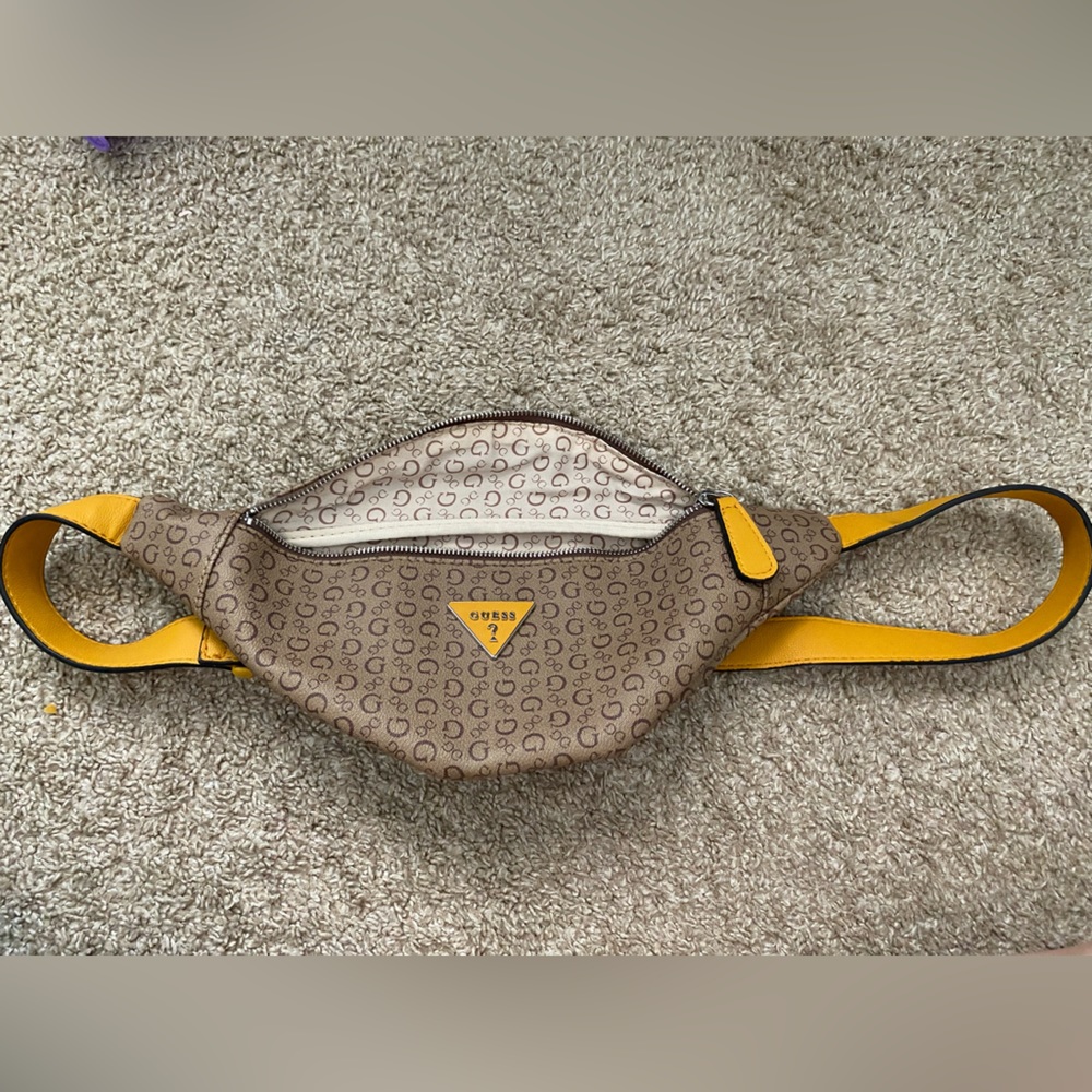 Guess fanny pack for women - Picture 2 of 4
